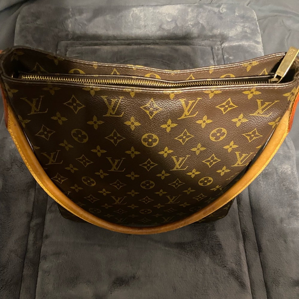 Authentic Louis Vuitton purse. Very gently used. Comes with dust cover - Picture 5 of 10